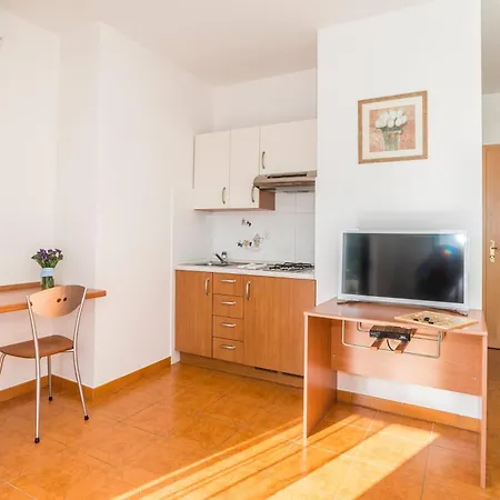 Vienna Apartment *